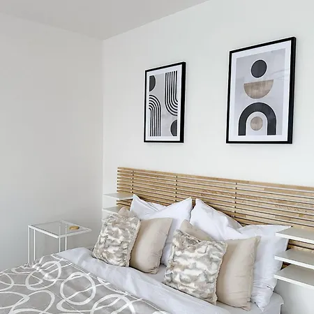 Spacious Work-focused In 3 * Prague